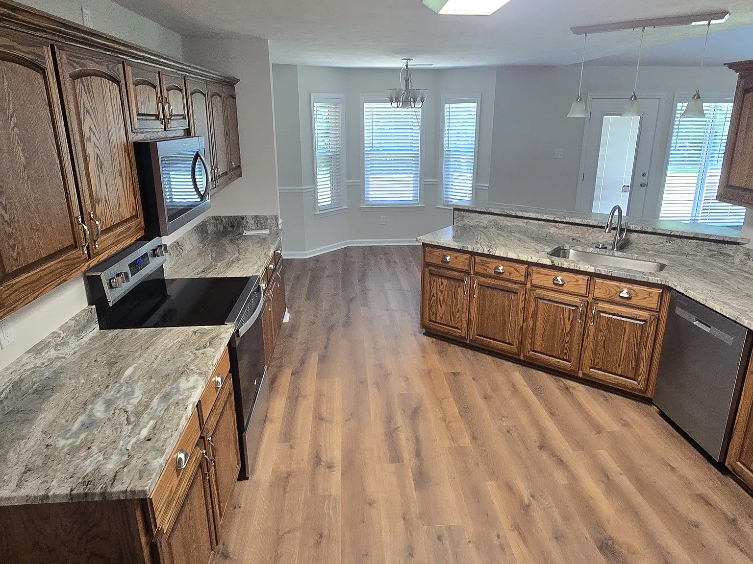 4 bed, 2.5 bath, 2473 sqft, $2,400 — Photo 2
