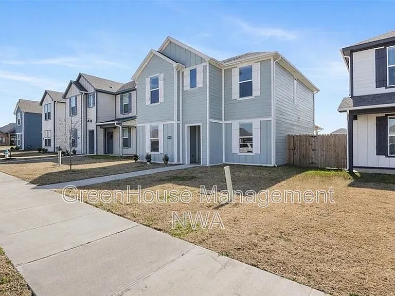 4813 Triangle St — Photo 2