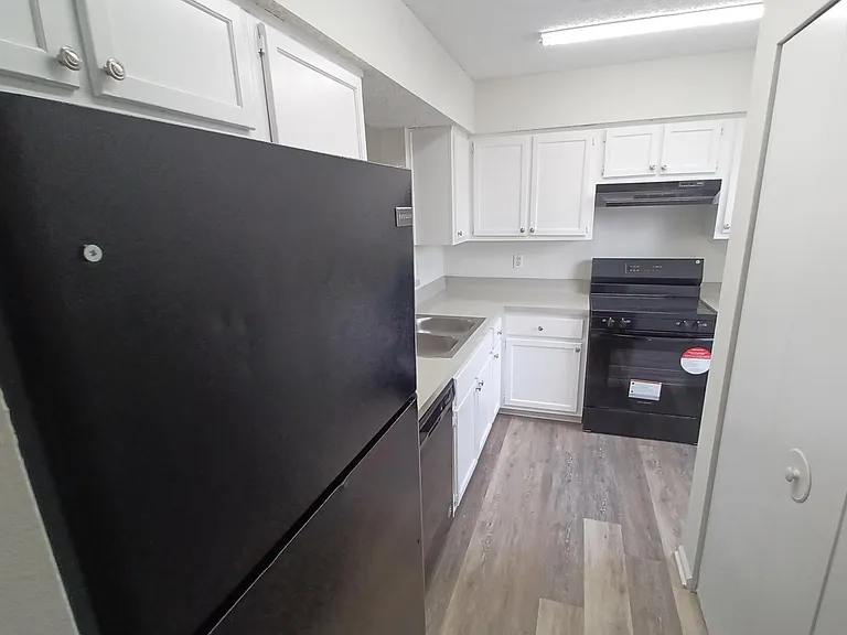 1201 Douglas St #4 — Photo 6