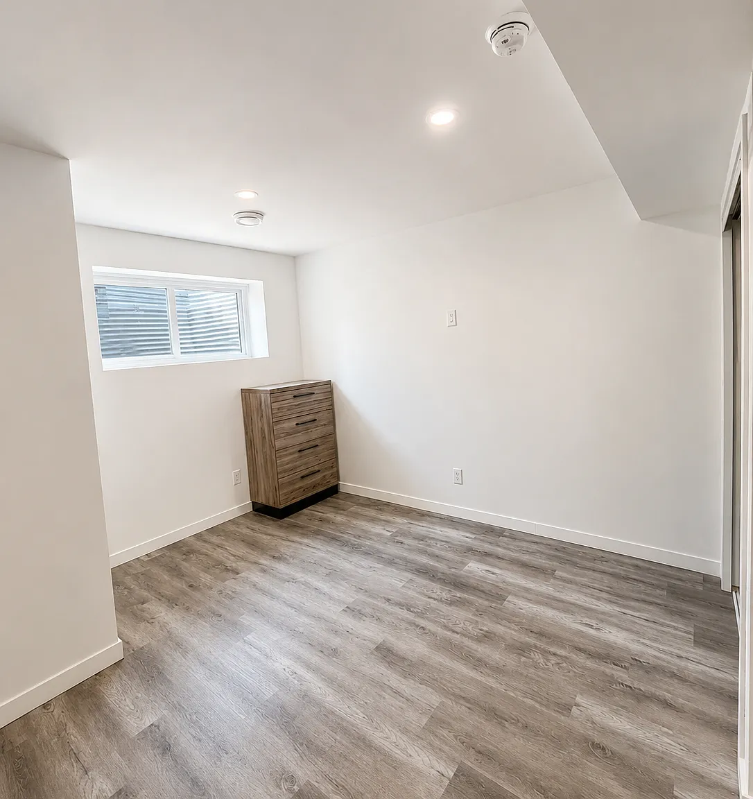 Modern 1 Bed, 1 Bath Legal Basement Suite with Private Entrance Secord, Edmonton — Photo 4