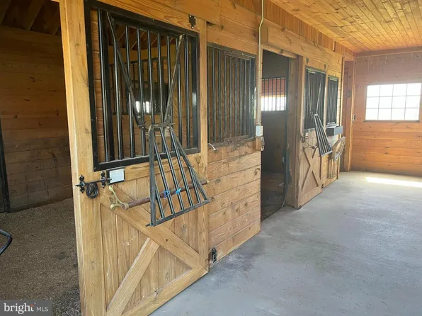 5265 Bear Hollow Ln, Viewtown, VA 20106