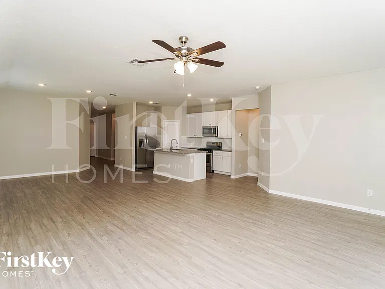 1204 Treehouse Ln — Photo 3