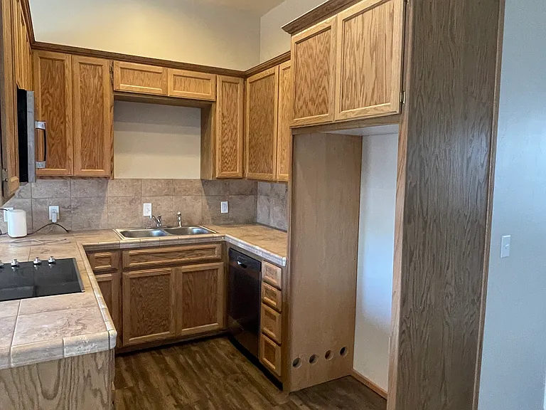 819 W Lake Ave — Photo 3