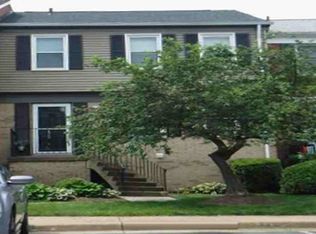 933 Sherwood Ct, Sterling, VA 20164