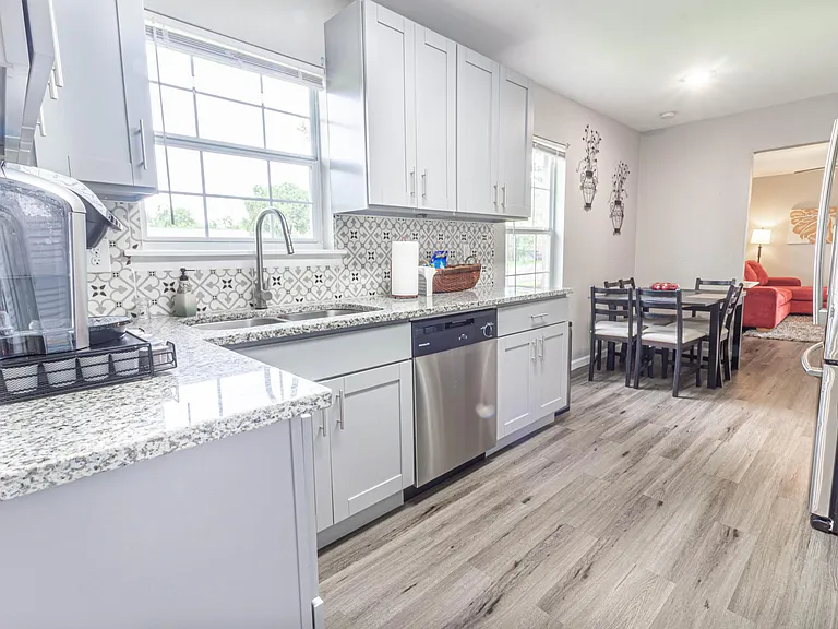 622 Pinewood Ln — Photo 3