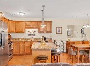 1 Gray Coach Ln #109, Cranston, RI 02920