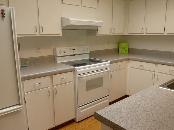 kitchen ... lots of counter space