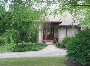 W248S8405 Stonehill Dr, Mukwonago, WI 53149