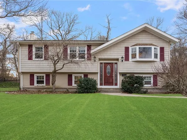 251 Capron Farm Dr, Warwick, RI 02886