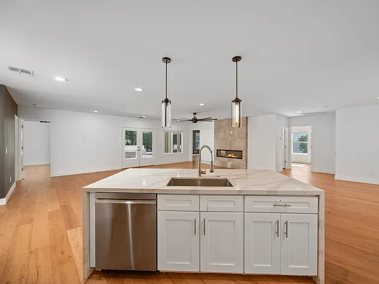3247 E Roma Ave — Photo 9