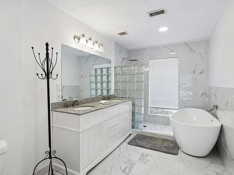 9805 Shadow Wood Dr — Photo 12