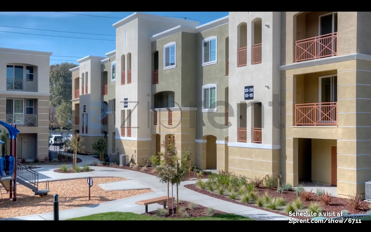 3 bed, 951 sqft, $3,100 — Photo 3