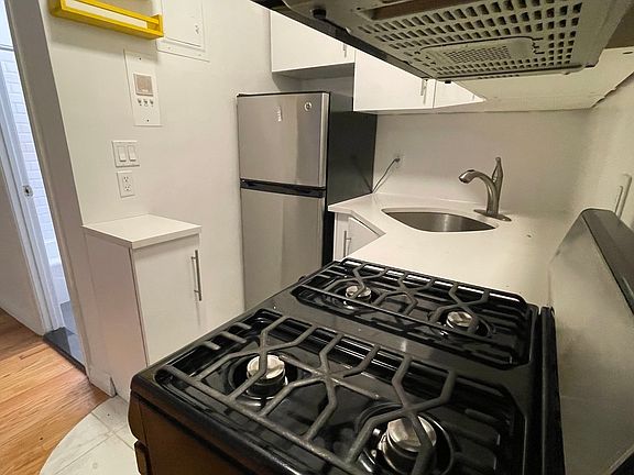 4th image of 53 W 70th St #3RDA
