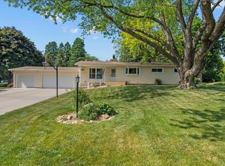 2236 Country Ln, Waterloo, IA 50701