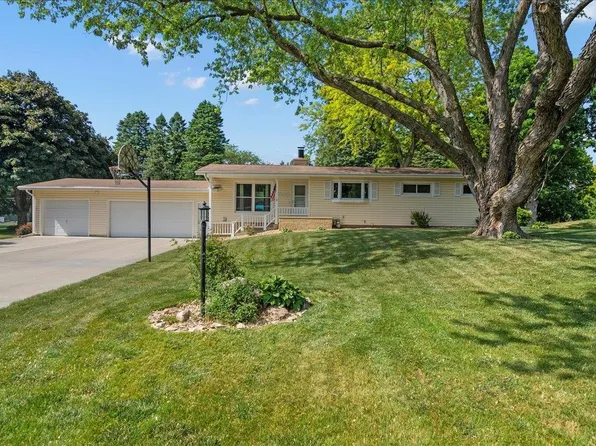 2236 Country Ln, Waterloo, IA 50701