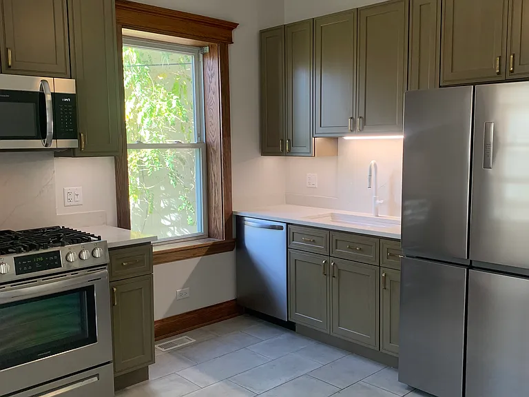 5211 W Byron St #1 — Photo 9