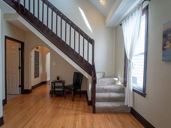 5th image of 1916 W Roscoe St #2