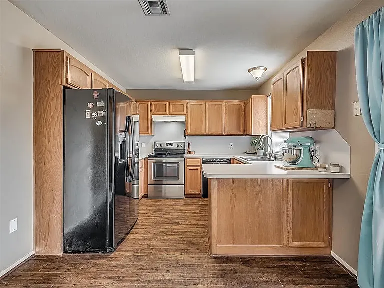 708 Peppertree Ct — Photo 4