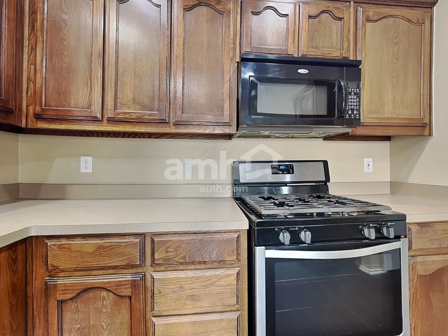 3 bed, 2.5 bath, 1777 sqft, $2,060 — Photo 3