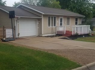 1301 Greenfield Dr, Marshalltown, IA 50158