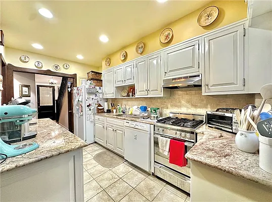 Sold by Remax Real Estate Professionals | media 8