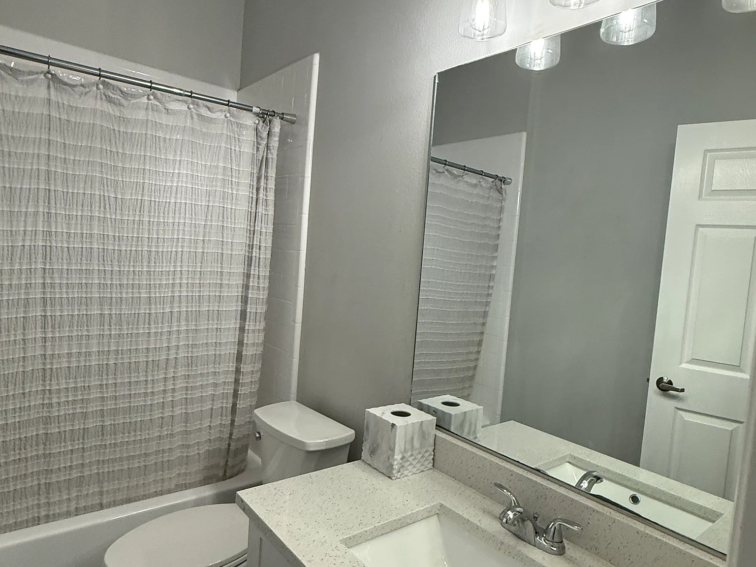 4 bed, 2438 sqft, $3,300 — Photo 3