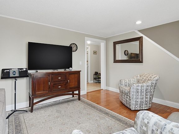 5th image of 270 Sunderland Rd APT 2