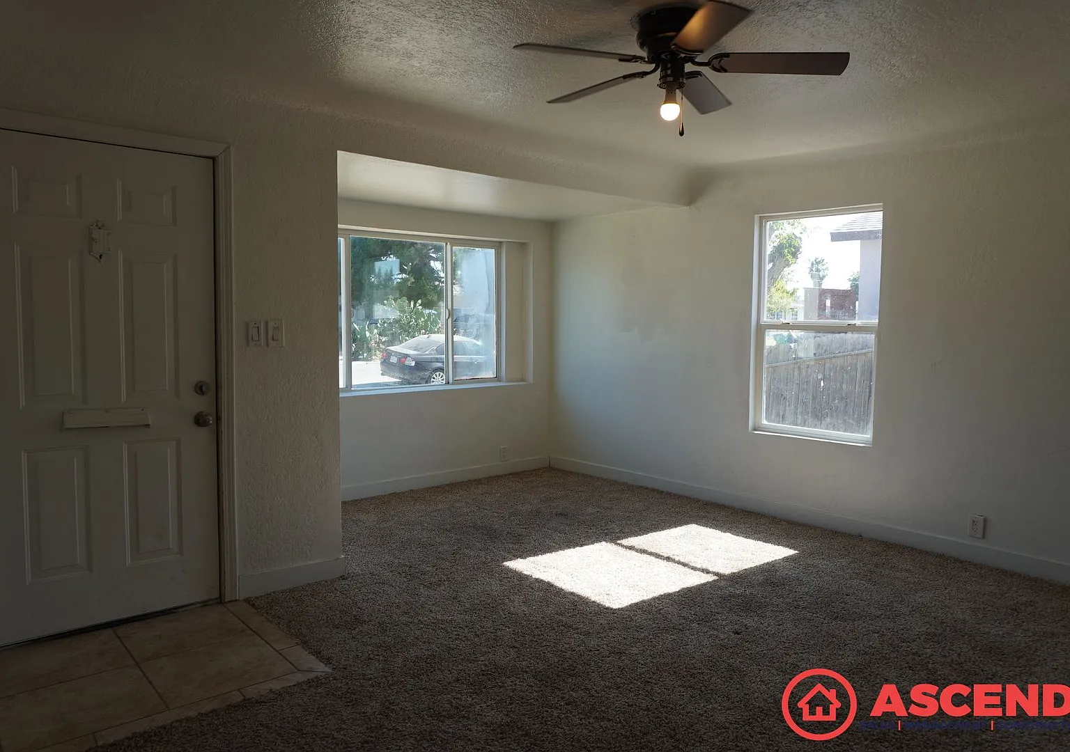 Spacious 3BD/1.5BA Home in Bakersfield's 93308 Garage, Water Included & Small Pets Welcome! — Photo 3