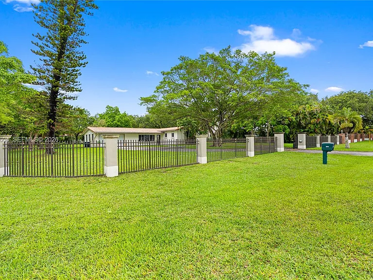 6801 SW 102nd Ave — Photo 48