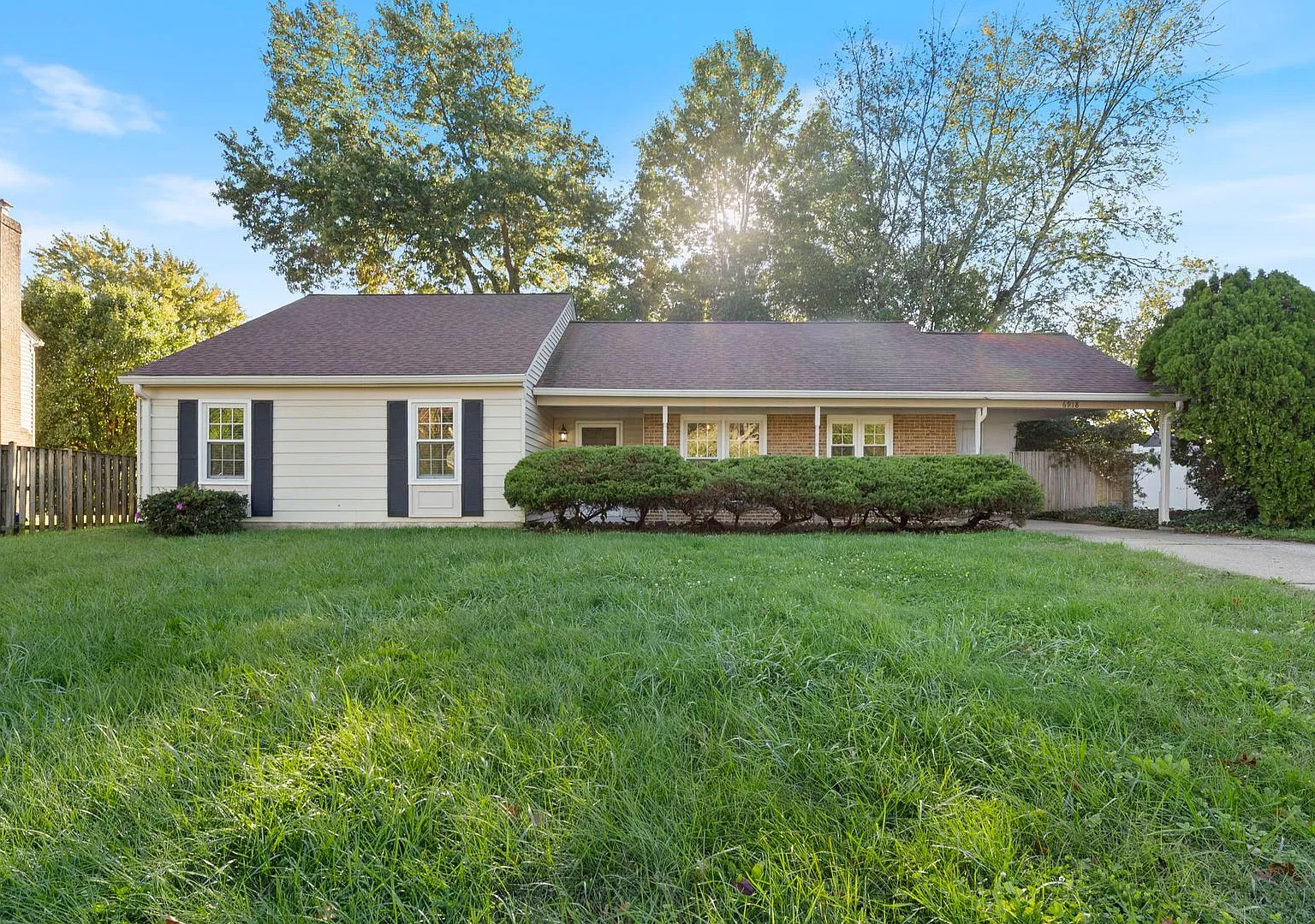 Charming Single-Level Home with Spacious Backyard on a Quiet Alexandria Cul-de-Sac — Photo 2