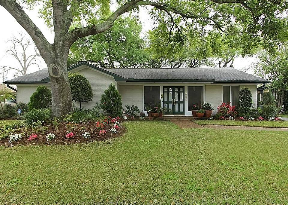 Beautifully Updated Traditional, which is enhanced by the Professionally Landscaped Yard, featuring Manicured Shrubbery and Mature Oak Tree. Located on a Culdesac Street! Zoned to Herod Elementary (Newly Built) and Bellaire High School.