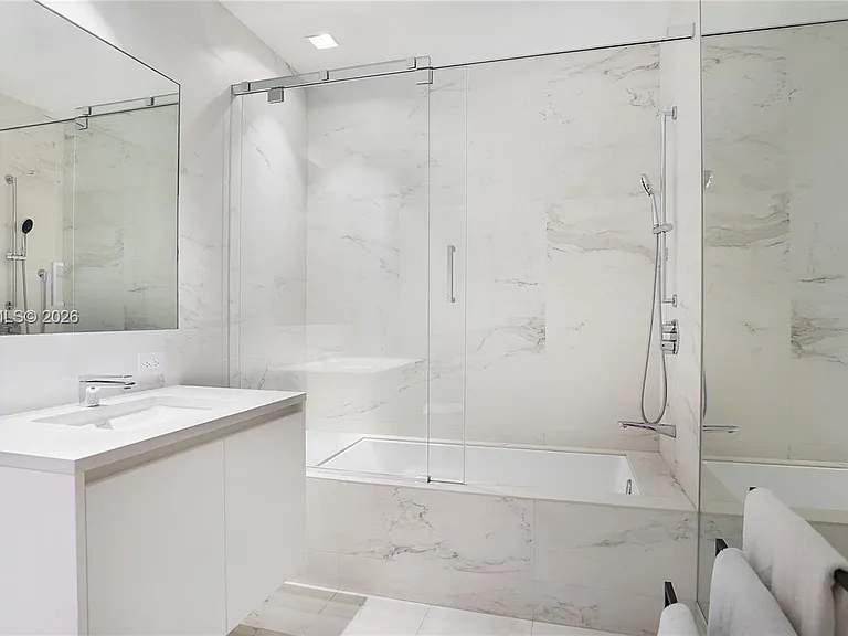 1000 Biscayne Blvd #4401 — Photo 24