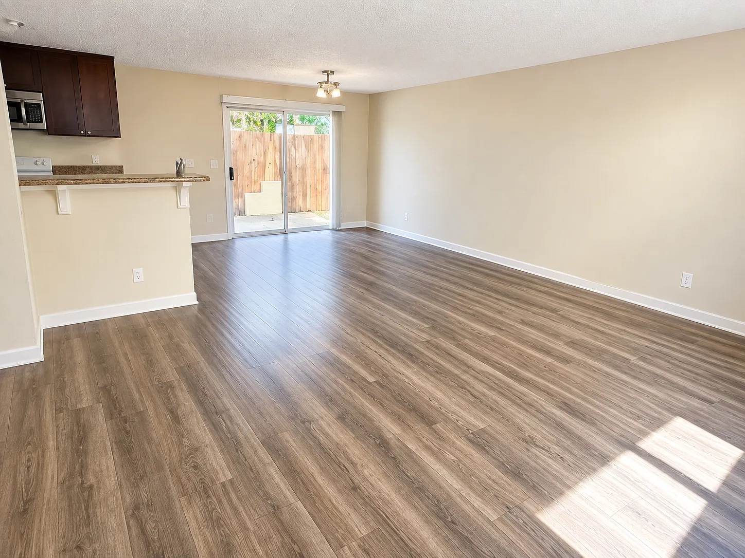 3 bed, 1050 sqft, $3,000 — Photo 2