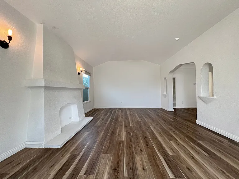 2316-2322 N Eucalyptus Ave — Photo 6