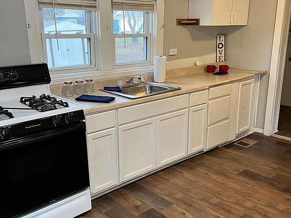 3rd image of 124 Lakeview Blvd