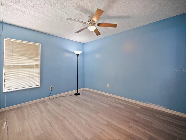 240 Maureen Dr — Photo 30