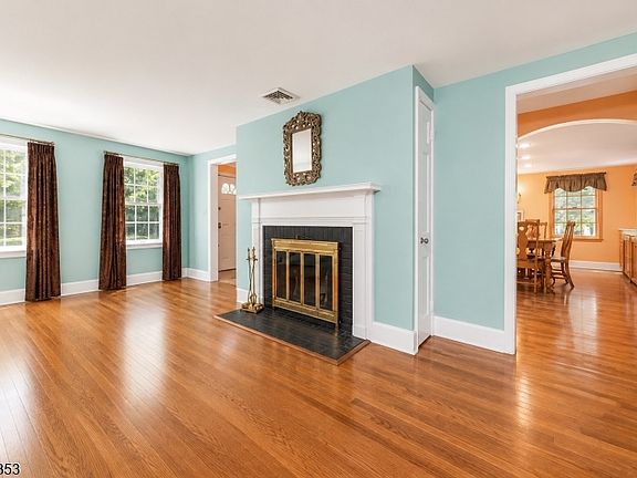 4th image of 14 Brook Ct