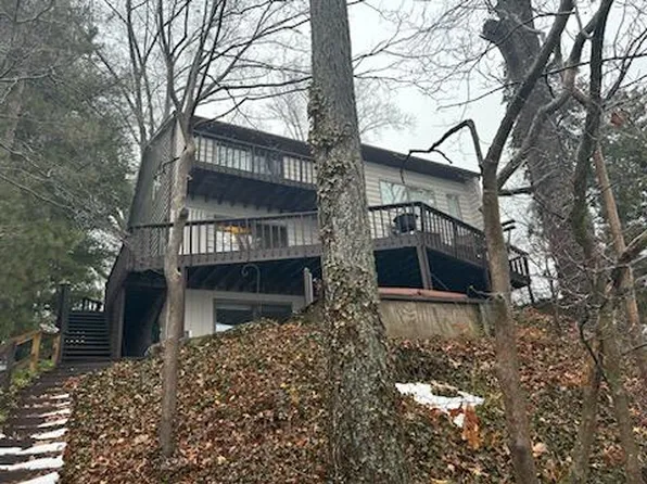 32647 Cable Dr, Dowagiac, MI 49047