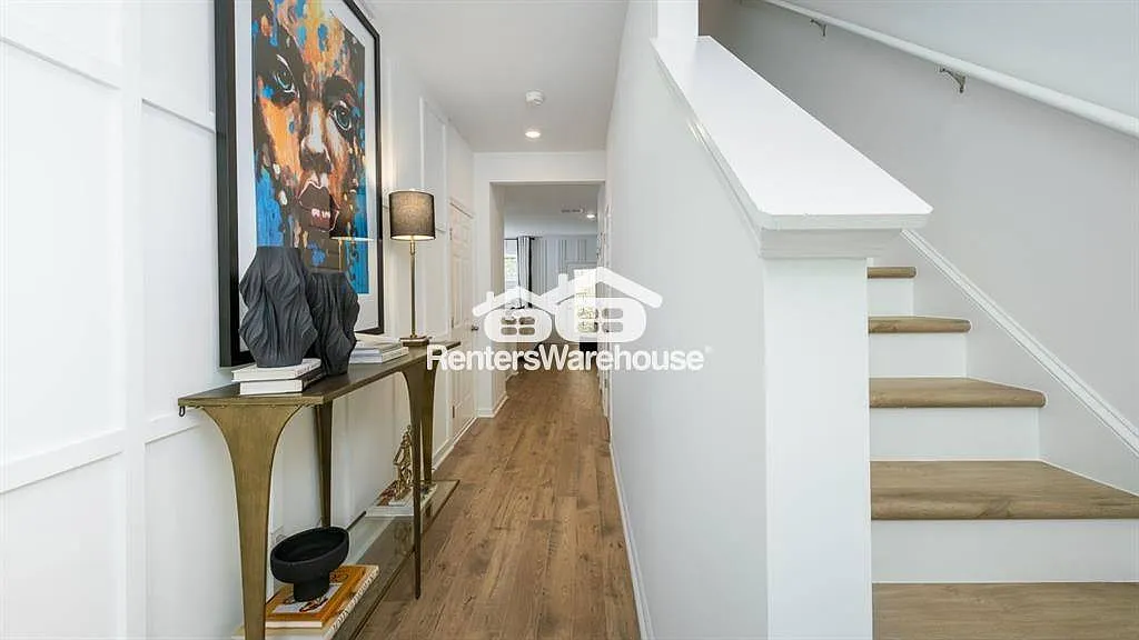Luxurious 3 Bedroom 2.5 Bathroom Townhome with upgrades galore! — Photo 2