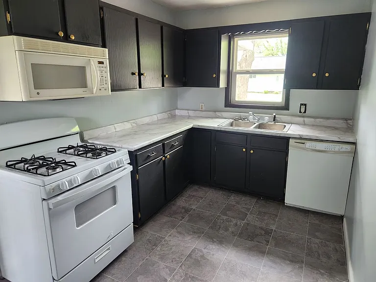 1404 E 24th St — Photo 3