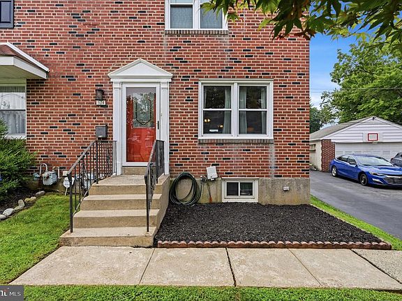 3rd image of 524 E Hinckley Ave