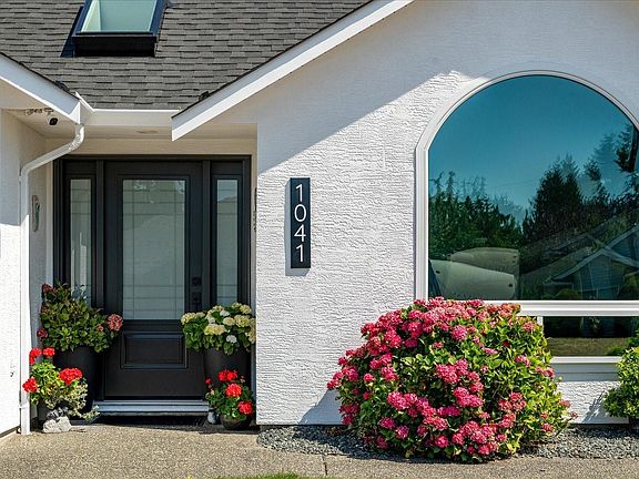 2nd image of 1041 Tara Cres
