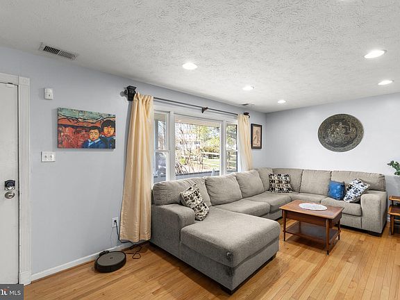 5th image of 110 Hites St