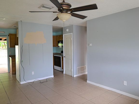 3rd image of 2585 Stratford Dr