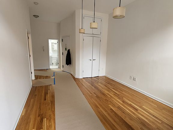 3rd image of 25 W 74th St #3B