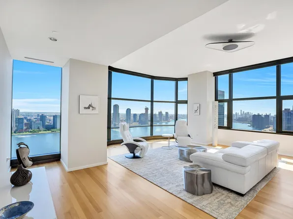 50 United Nations Plaza image 1 of 20