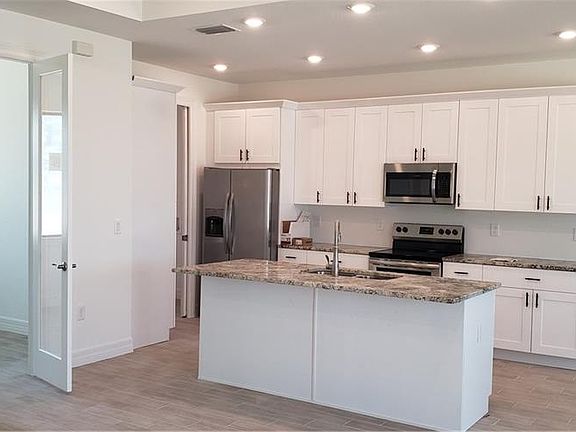 4th image of 464 NE Juanita Pl