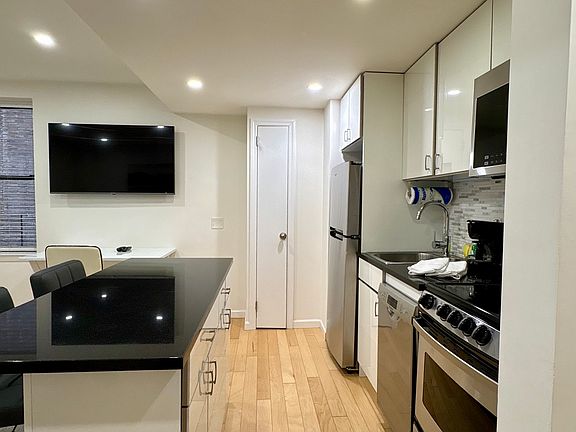 4th image of 150 W 51st St APT 1733