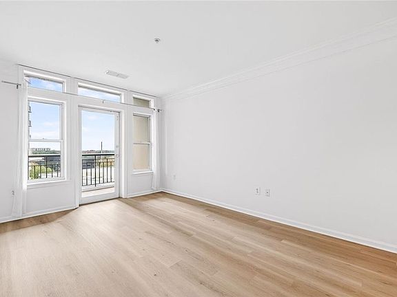 3rd image of 3334 Peachtree Rd NE APT 905