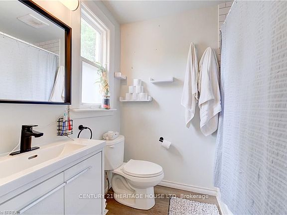 4th image of 174 Darling St #1